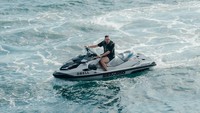Sudah bukan rahasia lagi jika anggota DPR dari partai Nasdem, Ahmad Sahroni suka memamerkan gaya hidup mewahnya di Instagram. Lihat saja gaya dia saat naik jetski. Bagi Sahroni, ini hal yang biasa. (Instagram/@ahmadsahroni88)