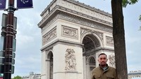 Berbagai kota di dunia sudah dikunjungi Sahroni. Ini gaya Crazy Rich Priok saat berpose di Arc de Triomphe, monumen paling terkenal di Paris, Prancis. (Instagram/@ahmadsahroni88)