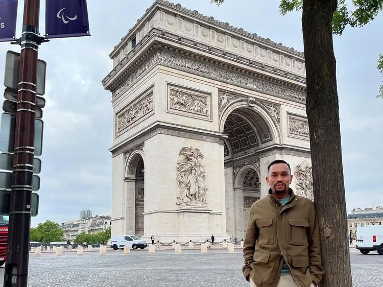 Aneka Gaya Ahmad Sahroni di Luar Negeri dari Paris sampai Tokyo