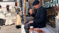 Kalau ini, gaya mantan Wakil Ketua Komisi III DPR RI saat sedang jajan aneka roti di The Little Bakery Tokyo, sebuah toko roti yang Instagramable di Jepang dan banyak diantre orang. (Instagram/@ahmadsahroni88)