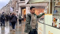 Di luar negeri, jangan lupa untuk menyicipi kuliner lokal. Sahroni pun tak ketinggalan jajan sweet savory crepes di Regent Street London, Inggris. (Instagram/@ahmadsahroni88)