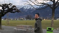 Tak hanya London, Sahroni juga terlihat memamerkan sedang berada di Swiss, tepatnya di kota Interlaken. Dengan pemandangan gunung bersalju di belakangnya, Sahroni tersenyum di depan kamera. (Instagram/@ahmadsahroni88)