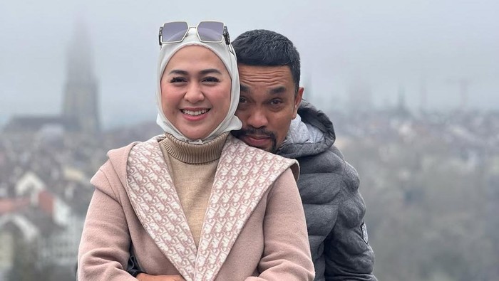 Aneka Gaya Ahmad Sahroni di Luar Negeri Gaya Ahmad Sahroni di Luar Negeri