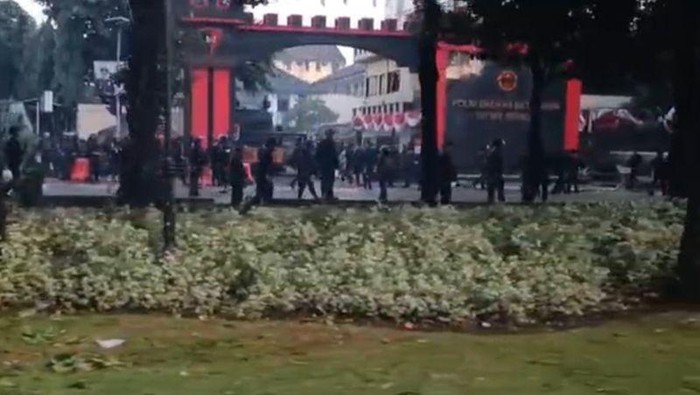 Anggota berseragam antiteror masih melakukan penjagaan ketat di depan Mako Brimob Kwitang, Jakarta Pusat, hingga Jumat (29/8/2025) pagi. ANTARA/Risky Syukur.