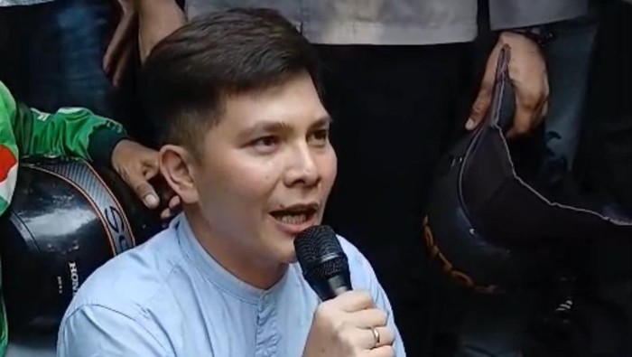 Anggota DPRD Sumut, Faisal saat menjumpai massa aksi. (Istimewa)