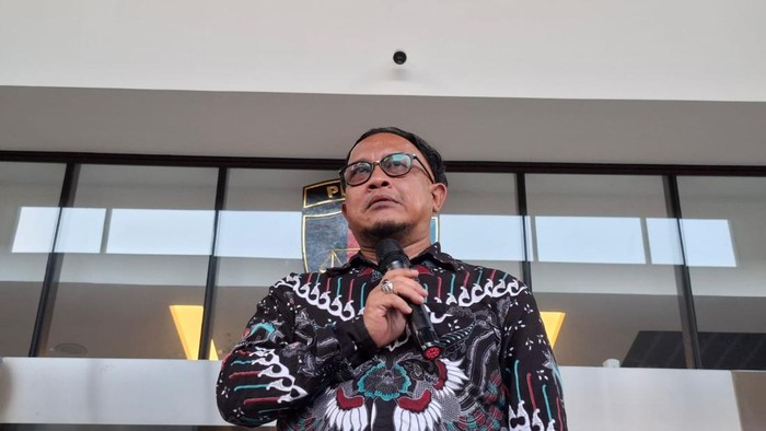 Anggota Kompolnas, M Choirul Anam dalam konferensi pers terkait 7 anggota Brimob yang melindas Affan Kurniawan dengan rantis