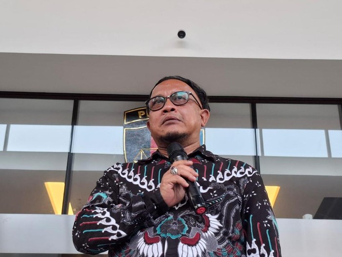 Anggota Kompolnas, M Choirul Anam dalam konferensi pers terkait 7 anggota Brimob yang melindas Affan Kurniawan dengan rantis