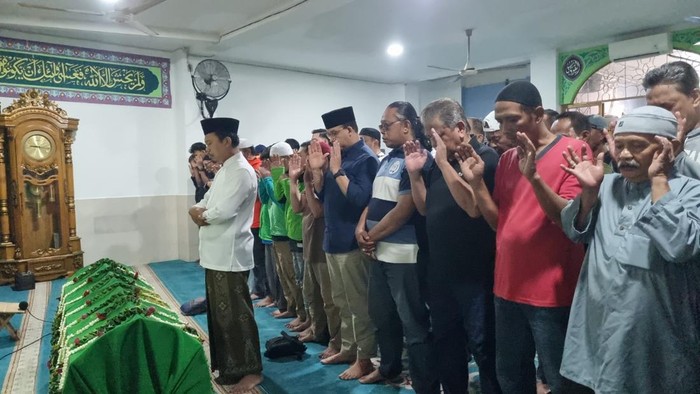 Anies Baswedan ikut mensalatkan jenazah Affan yang tewas dilintas mobil rantis Brimob