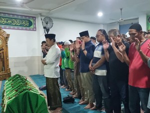 Anies Baswedan Ikut Salatkan Jenazah Affan yang Tewas Dilindas Rantis Brimob