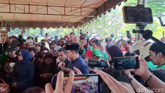 Anies Baswedan menghadiri pemakaman Affan Kurniawan