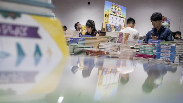 Antusiasme Warga Padalarang, Berburu Buku Murah di Bazar BBW Pengunjung memilih buku yang dijual dalam bazar buku internasional Big Bad Wolf (BBW) di Kota Baru Parahyangan, Padalarang, Kabupaten Bandung Barat, Jawa Barat, Jumat (29/8/2025). Bazar buku internasional BBW yang berlangsung hingga 7 September 2025 tersebut menghadirkan lebih dari satu juta buku berbagai genre dari penulis lokal dan internasional yang dijual dengan potongan harga hingga 90 persen. ANTARA FOTO/Abdan Syakura
