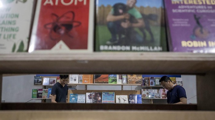 Antusiasme Warga Padalarang, Berburu Buku Murah di Bazar BBW Pengunjung memilih buku yang dijual dalam bazar buku internasional Big Bad Wolf (BBW) di Kota Baru Parahyangan, Padalarang, Kabupaten Bandung Barat, Jawa Barat, Jumat (29/8/2025). Bazar buku internasional BBW yang berlangsung hingga 7 September 2025 tersebut menghadirkan lebih dari satu juta buku berbagai genre dari penulis lokal dan internasional yang dijual dengan potongan harga hingga 90 persen. ANTARA FOTO/Abdan Syakura