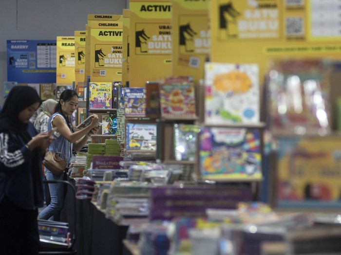 Pengunjung memilih buku yang dijual dalam bazar buku internasional Big Bad Wolf (BBW) di Kota Baru Parahyangan, Padalarang, Kabupaten Bandung Barat, Jawa Barat, Jumat (29/8/2025). Bazar buku internasional BBW yang berlangsung hingga 7 September 2025 tersebut menghadirkan lebih dari satu juta buku berbagai genre dari penulis lokal dan internasional yang dijual dengan potongan harga hingga 90 persen. ANTARA FOTO/Abdan Syakura