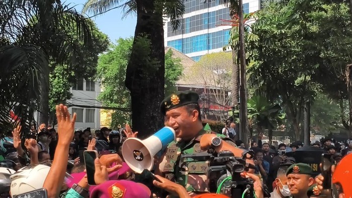 Asintel Kaskostrad ikut menenangkan massa di Markas Brimob Polda Metro Jaya (Kurniawan/detikcom)