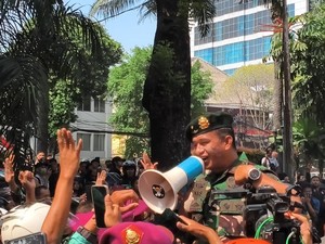 Asintel Kaskostrad Ikut Tenangkan Massa Demo Markas Brimob di Kwitang