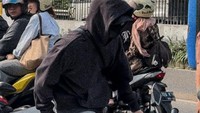 Atta Halilintar memakai hoodie hitam dan masker saat turun ke jalan bergabung dengan pendemo. Hal itu terlihat di Instagram, Jumat (29/8/2025). (Foto: dok Instagram attahalilintar)