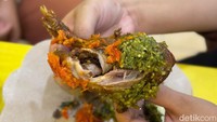Tekstur daging bebeknya empuk dan kenyal. Tidak ada aroma amis sebab sudah dipresto lebih dulu sebelum digoreng. Foto: Tim detikfood