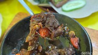 Racikan bumbunya gurih dan ‘caramelized’ dari penggunaan kecap sebelum proses pembakaran. Tekstur dagingnya juga empuk dan kenyal, tidak keras saat dikunyah. Foto: Tim detikfood