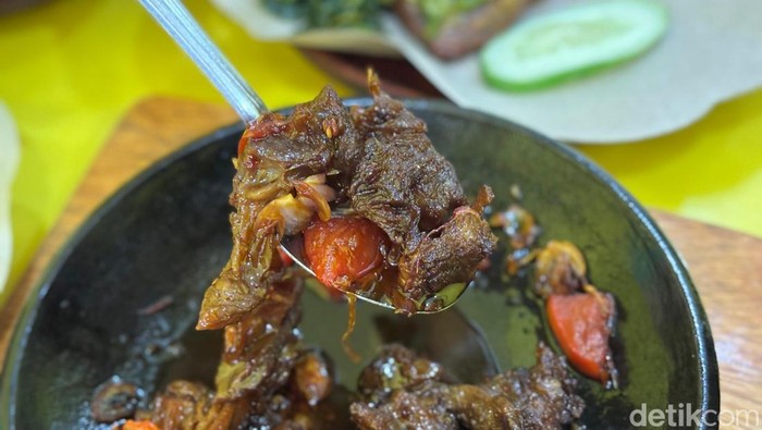 Baru Buka! Ada Ayam Goreng dan Iga Bakar Viral yang Laris 30 Kg per Hari