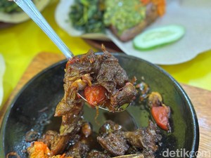 Baru Buka! Ada Ayam Goreng dan Iga Bakar Viral yang Laris 30 Kg per Hari