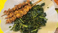 Menu pelengkap seperti sate-satean juga sayang dilewatkan. Seperti sate kulit yang potongan tebal-teal dan gurihnya meresap sampai ke dalam. Foto: Tim detikfood