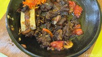 Namun menu Iga Bakarnya juga menjadi sajian adalan lainnya. Potongan iga bakar disajikan di atas hot plate yang panas. Foto: Tim detikfood