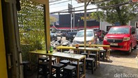 Menjawab kebutuhan pelanggannya, Ayam Goreng dan Iga Bakar Andalan juga menyediakan lahan parkir yang cukup. Dapat menampung 3-4 mobil tepat di halaman tempat makannya. Foto: Tim detikfood