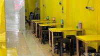 Lokasinya strategis di Jalan Tebet Raya dengan tempat makan yang cukup nyaman. Sentuhan warna serba kuning memberi kesan yang meriah di tempat makan ini. Foto: Tim detikfood