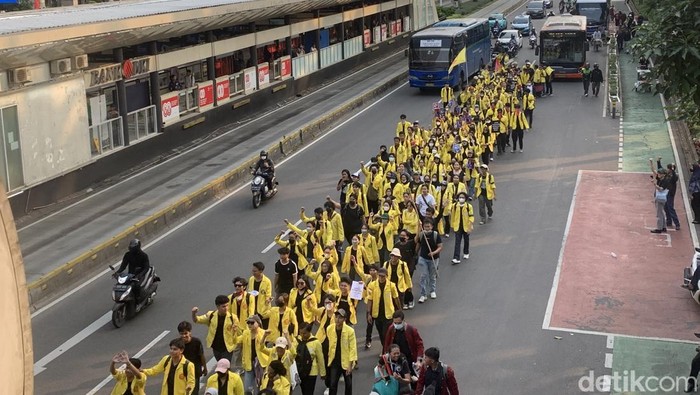 Badan Eksekutif Mahasiswa Universitas Indonesia (BEM UI) melakukan long march dari FX Sudirman Jakarta.
