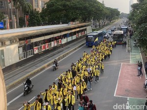 BEM UI Long March dari FX Sudirman ke Polda Metro Jaya