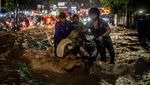 Banjir Dadakan, Luapan Kali Baru Tutup Jalur Utama Bogor-Jakarta