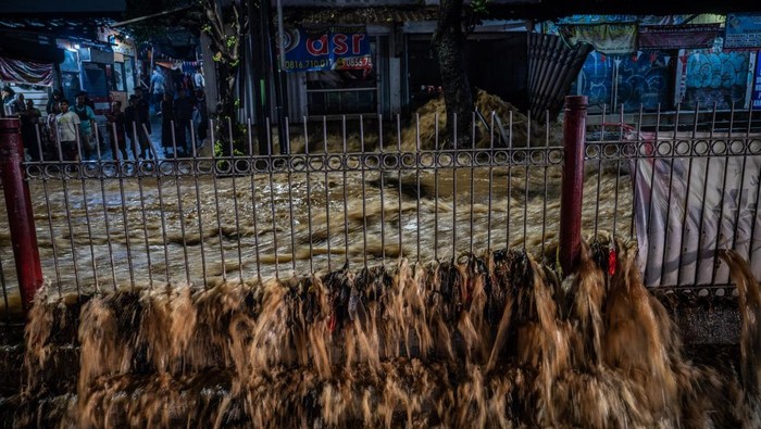 Banjir Dadakan, Luapan Kali Baru Tutup Jalur Utama BogorβJakarta Warga melihat luapan Kali Baru saat dinding bangunan jebol di Jalan Raya Bogor, Kramat Jati, Jakarta, Jumat (29/8/2025). Dinding salah satu bangunan di bantaran Kali Baru itu jebol disebabkan tidak kuat menahan arus dan meluap hingga menutup ruas Jalan Raya Bogor dari arah Bogor menuju Jakarta. ANTARA FOTO/Bayu Pratama S/rwa.