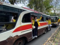 Video: BEM UI Naik Bus Bertolak ke Polda Metro untuk Demo