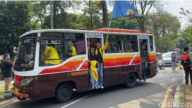 BEM UI bergerak ke Polda Metro Jaya menumpangi bus