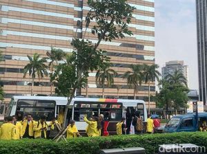 Naik Mikrolet, BEM UI Tiba di Sudirman Gabung Demo Polda Metro
