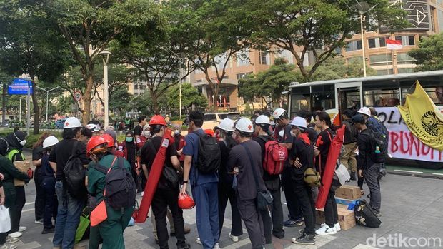 BEM UI tiba di FX Sudirman untuk demo