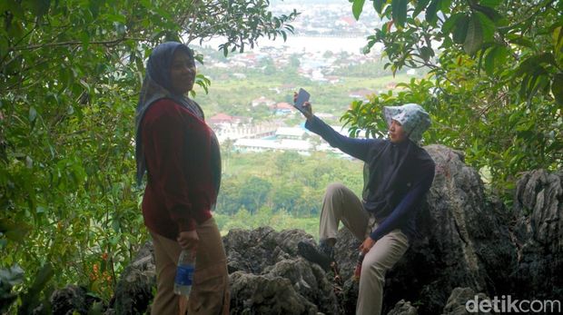 Gunung Putih di Kecamatan Tanjung Palas Tengah, Kabupaten Bulungan, Kalimantan Utara menjadi destinasi wisata favorit warga setempat. Dengan ketinggian 1.800 meter di atas permukaan laut (mdpl), gunung yang dominan warna putih ini bisa terlihat jelas dari Kecamatan Tanjung Selor, seolah menyapa para pengunjung yang datang ke Kabupaten Bulungan.