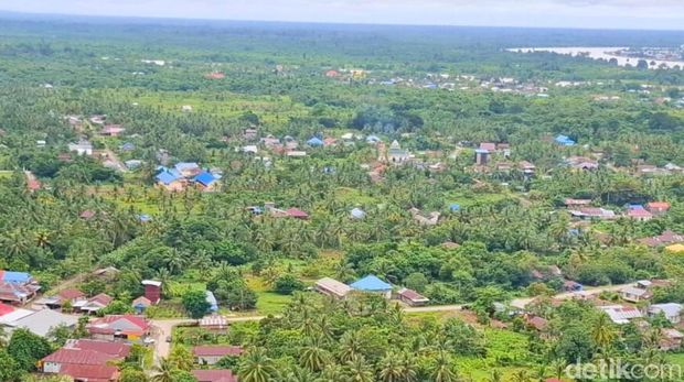 Gunung Putih di Kecamatan Tanjung Palas Tengah, Kabupaten Bulungan, Kalimantan Utara menjadi destinasi wisata favorit warga setempat. Dengan ketinggian 1.800 meter di atas permukaan laut (mdpl), gunung yang dominan warna putih ini bisa terlihat jelas dari Kecamatan Tanjung Selor, seolah menyapa para pengunjung yang datang ke Kabupaten Bulungan.