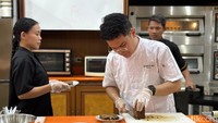 Kemudian dipadukan dengan prunes dari Chile yang menambah rasa asam. Juga ada tambahan kacang walnut untuk menambah tekstur. Foto: detikcom/Riska Fitria