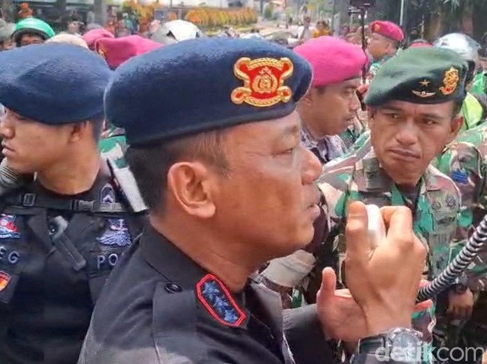 Komandan Satuan (Dansat) Brimob Polda Metro Jaya, Kombes Henik Maryanto menemui massa aksi di Mako Brimob Kwitang, Jakarta Pusat, Jumat (29/8/2025).