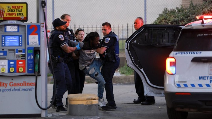 Cegah Kejahatan, Polisi Washington Tertibkan Perkelahian di Tengah Patroli Polisi Metropolitan menahan seorang pria setelah terlibat perkelahian dengan seorang lainnya di kawasan Columbia Heights, Washington, D.C., Amerika Serikat. Insiden itu terjadi ketika aparat tengah melakukan patroli penegakan hukum, beberapa minggu setelah Presiden AS Donald Trump memerintahkan Garda Nasional dan kepolisian memperketat pengawasan di ibu kota negara. REUTERS/Jose Luis Gonzalez