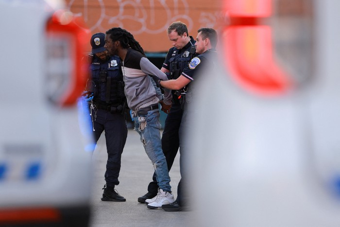 Polisi Metropolitan menahan seorang pria setelah terlibat perkelahian dengan seorang lainnya di kawasan Columbia Heights, Washington, D.C., Amerika Serikat. Insiden itu terjadi ketika aparat tengah melakukan patroli penegakan hukum, beberapa minggu setelah Presiden AS Donald Trump memerintahkan Garda Nasional dan kepolisian memperketat pengawasan di ibu kota negara. REUTERS/Jose Luis Gonzalez