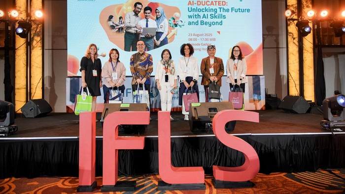 CEO Refo Pepita Gunawan dan para pembicara di IFLS 2025.