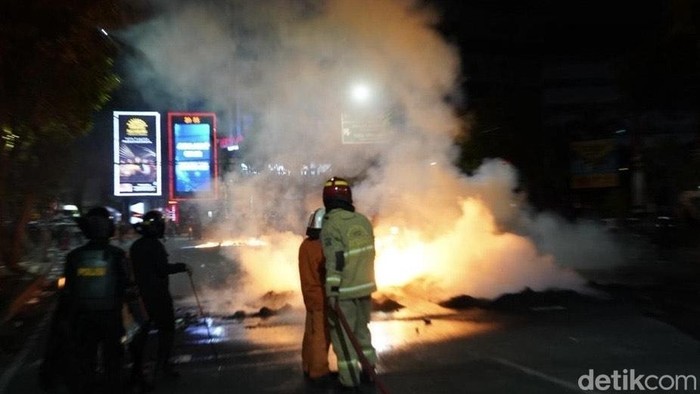 Damkar Bantu Padamkan Api di Jalan Basuki Rahmat