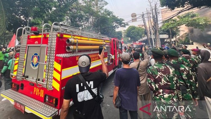Damkar padamkan kebakaran gedung di depan Mako Brimob Polda Metro Jaya, Kwitang, Jakarta Pusat, Jumat (29/8/2025).