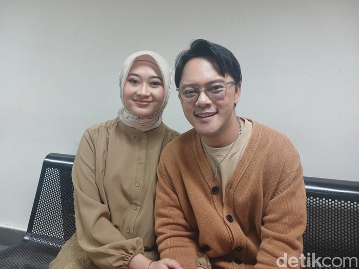 Danang DA dan istri cerita soal kebahagiaan mengurus anak pertama.