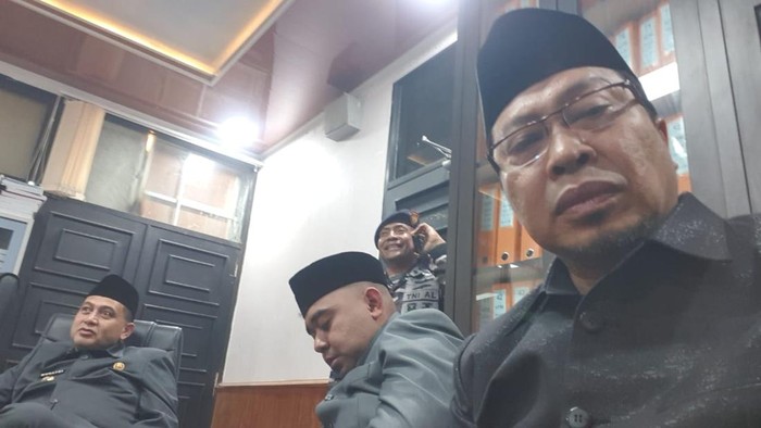 (Dari kiri ke kanan) Wali Kota Makassar Munafri Appi Arifuddin, Wakil Ketua I DPRD Makassar Andi Suharmika, Wakil Ketua II DPRD Makassar Anwar Faruq.