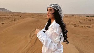 Davina Karamoy tampil effortless chic dengan sorban keffiyeh monokrom. Foto: Instagram Davina Karamoy