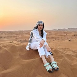Pesona Davina Karamoy Bersorban di Tengah Gurun Dubai Pesona Davina Karamoy Bersorban di Tengah Gurun Dubai