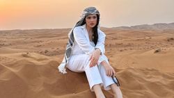 Pesona Davina Karamoy Bersorban di Tengah Gurun Dubai Pesona Davina Karamoy Bersorban di Tengah Gurun Dubai